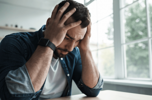 un homme anxieux, avec une forte charge mentale