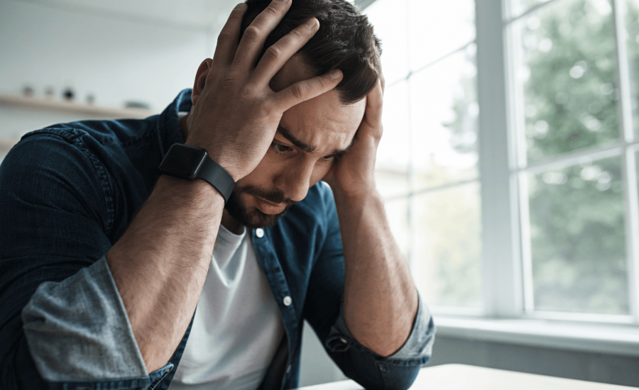 un homme anxieux, avec une forte charge mentale